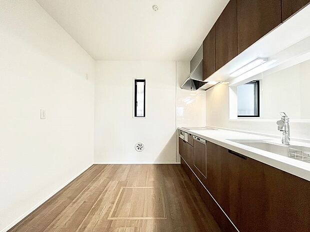 【ダイニングキッチン】リビングで遊ぶお子様を見守りながらお料理ができる対面キッチン。