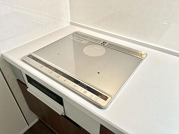 【その他設備(IHクッキングヒーター)】IHクッキングヒーターは天板の調理面がフラットなので調理後はサッと一拭きするだけ!