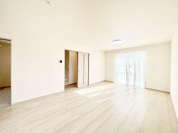 【ダイニング】家族の笑顔が自然と生まれてくる、そんな雰囲気のダイニングに仕上がっています 