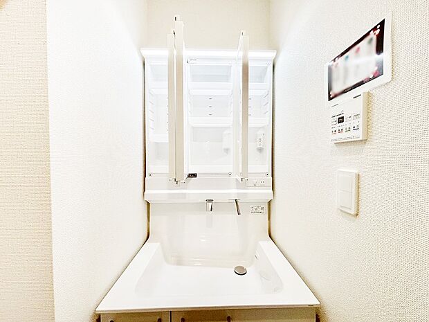 【その他設備(三面鏡裏収納)】三面鏡の裏に、化粧品や衛生用品などを収納可能。洗面台をすっきりと保ちます！