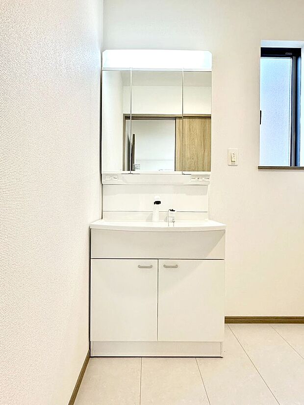 【洗面台・洗面所】大きく見やすい三面鏡で清潔感ある洗面台は、身だしなみチェックや肌のお手入れにおすすめです。