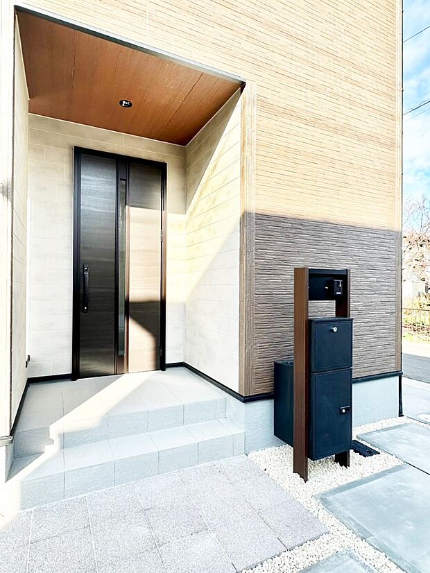 【玄関】大切な家族、来客を出迎える玄関。