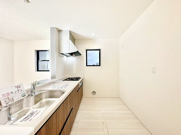 【キッチン】爽やかな風が通り抜けるキッチン。窓があるので明るく換気にも役立ちます。