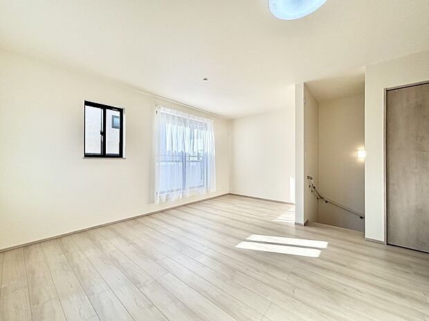 【リビングダイニング】「ただいま」「おかえり」家族とのコミュニケーションが深まるリビングイン階段。 