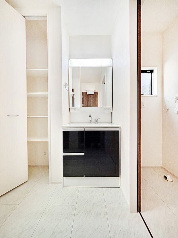 【洗面台・洗面所】スタイリングに便利な三面鏡、ミラーキャビネットで細かい物スッキリ