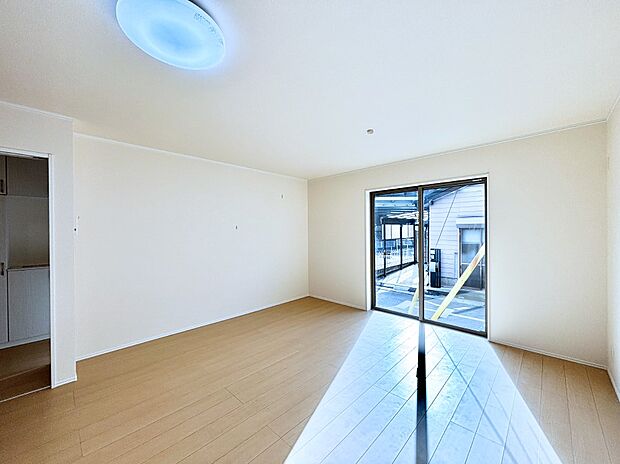 【リビングダイニング】大きな窓からたっぷりの陽光と風を感じられるリビング