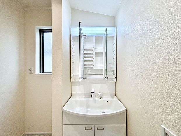 【その他設備(三面鏡裏収納)】三面鏡の裏に、化粧品や衛生用品などを収納可能。洗面台をすっきりと保ちます!