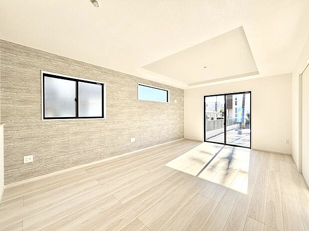 【リビングダイニング】折上天井は立体的な奥行きがあるので、天井が広く見えて開放的な空間を演出できます。