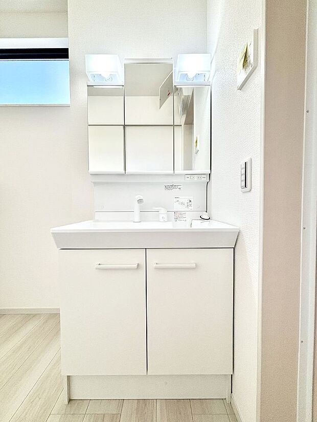 【洗面台・洗面所】大きく見やすい三面鏡で清潔感ある洗面台は、身だしなみチェックや肌のお手入れにおすすめです。