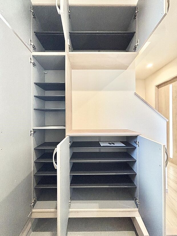 【その他設備(玄関収納)】玄関をスッキリ・清潔に見せる豊富な収納スペースです。