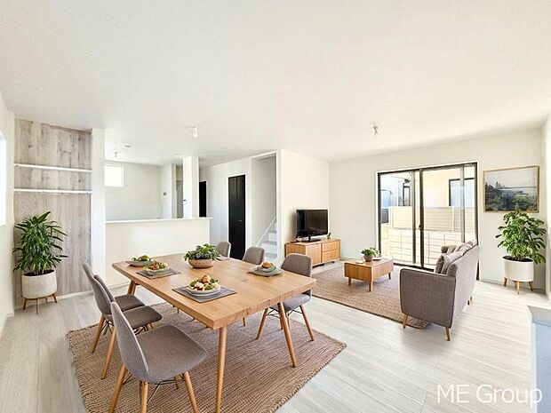 【リビング】ご家族の賑やかな話し声で包まれる明るいリビング  ※家具はCGです