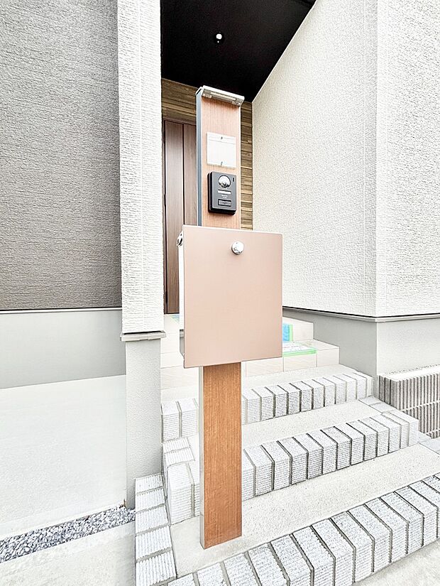 【その他現地】シンプルデザインのポスト。