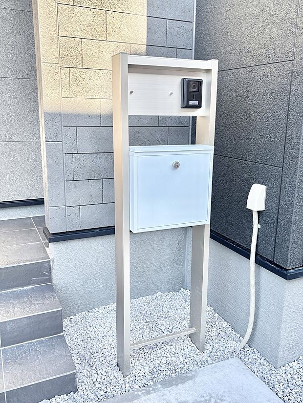 【その他現地】表札・インターホン・ポストをひとつに集約。エントランスになじむシンプルデザイン。