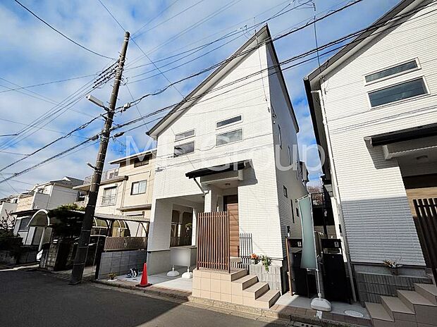 【現地外観写真】たっぷりの陽光と心地よい風が舞い込む住まい