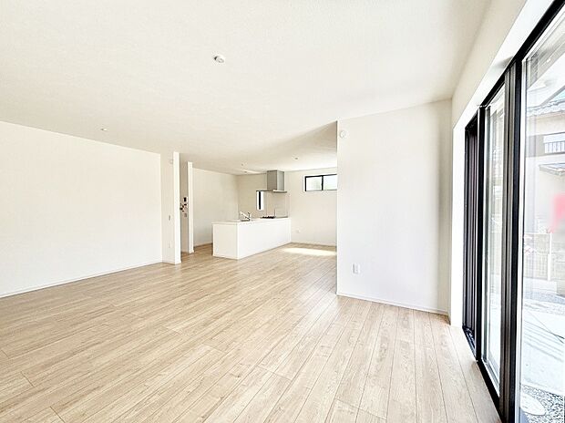 【リビングダイニング】明るい陽光が注ぎ、寛ぎの雰囲気に満たされるリビング・ダイニング。   