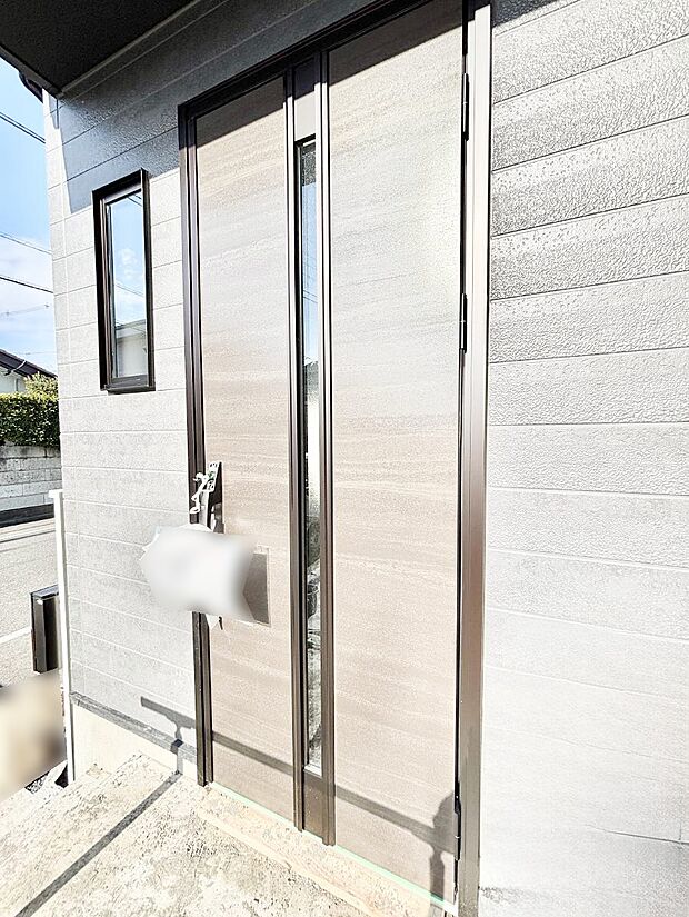 【玄関】玄関前は雨が降っても濡れにくい屋根付き