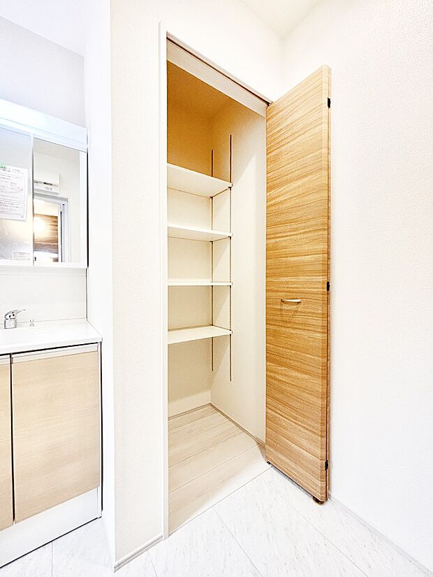 【その他設備(洗面室収納)】散らかりがちなランドリースペースもスッキリ整頓！広々使えて快適ですね  