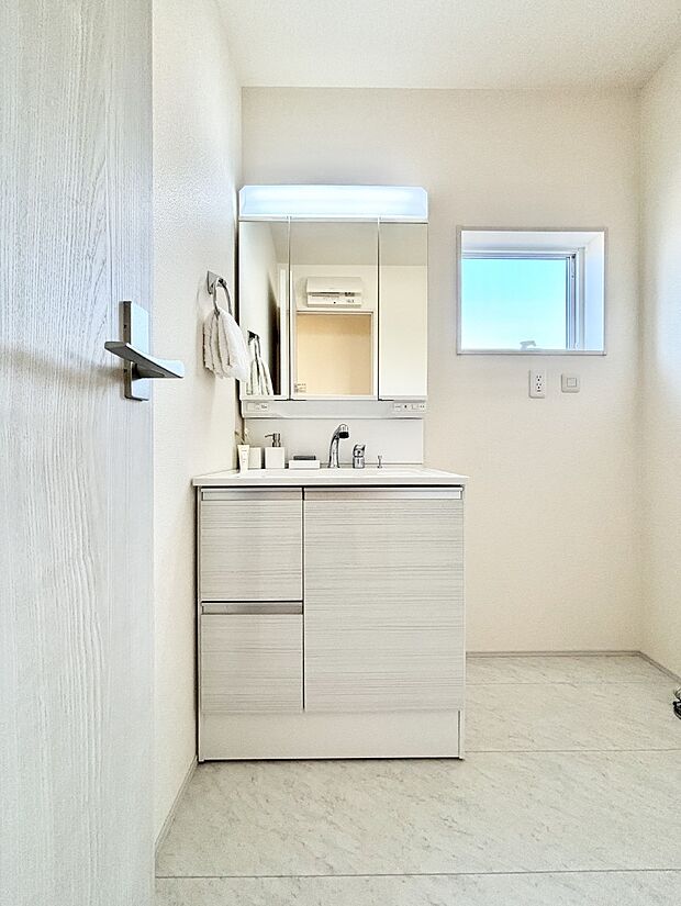 【洗面台・洗面所】大きく見やすい三面鏡で清潔感ある洗面台は、身だしなみチェックや肌のお手入れにおすすめです。