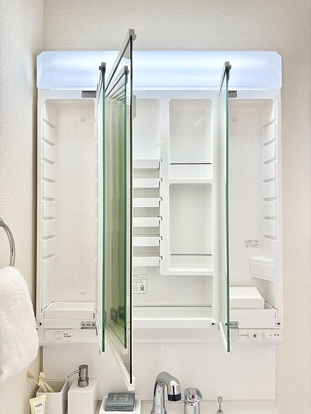 【その他設備(三面鏡裏収納)】三面鏡の裏に、化粧品や衛生用品などを収納可能。洗面台をすっきりと保ちます！