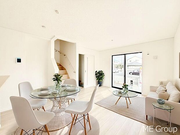 【リビング】ご家族の賑やかな話し声で包まれる明るいリビング ※家具はCGです