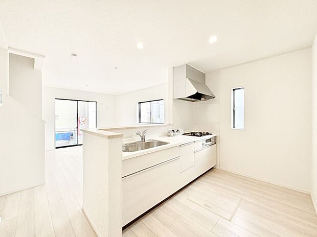 【ダイニングキッチン】爽やかな風が通り抜けるキッチン。窓があるので明るく換気にも役立ちます。