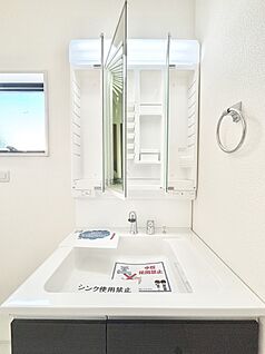 その他設備(三面鏡裏収納)