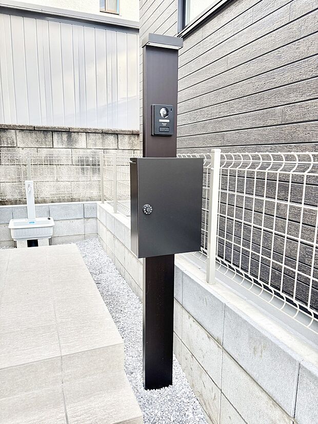 【その他現地】シンプルデザインのポスト。