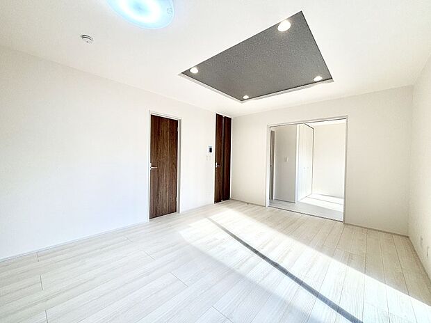 【リビングダイニング】折上天井は立体的な奥行きがあるので、天井が広く見えて開放的な空間を演出できます。