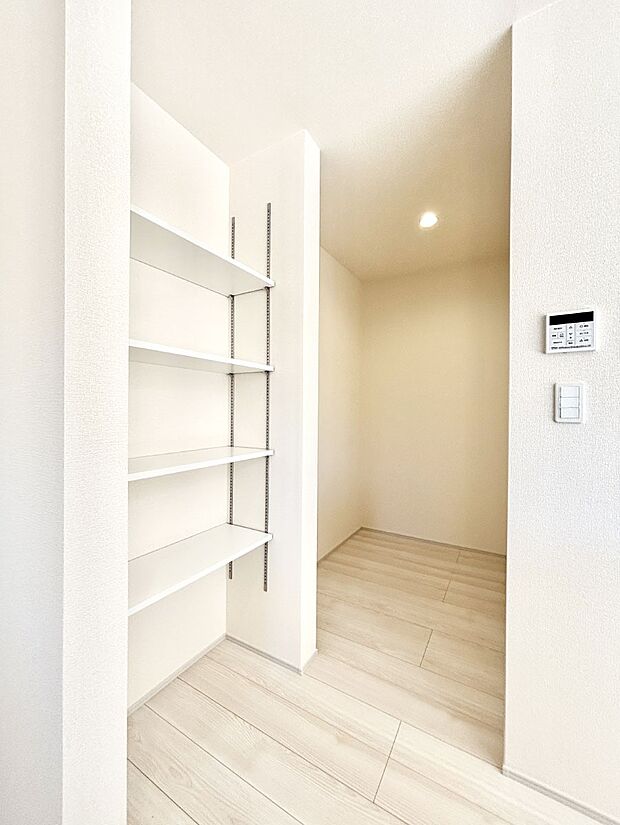 【その他設備(パントリー)】キッチンにはパントリー!食材のストックはもちろん、日用品の収納など使い方はいろいろ!