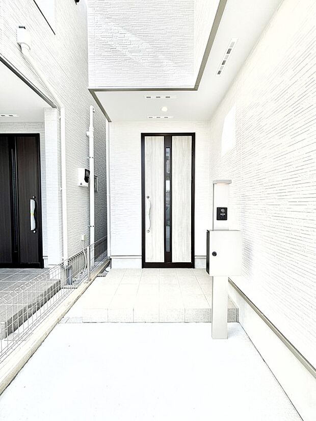 【玄関】シンプルで落ち着いた雰囲気の玄関でご家族やお客様をお出迎え!