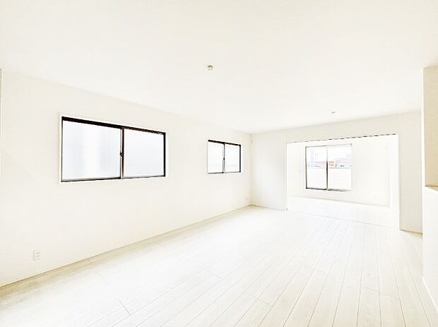 【リビングダイニング】明るい陽光が注ぎ、寛ぎの雰囲気に満たされるリビングダイニング