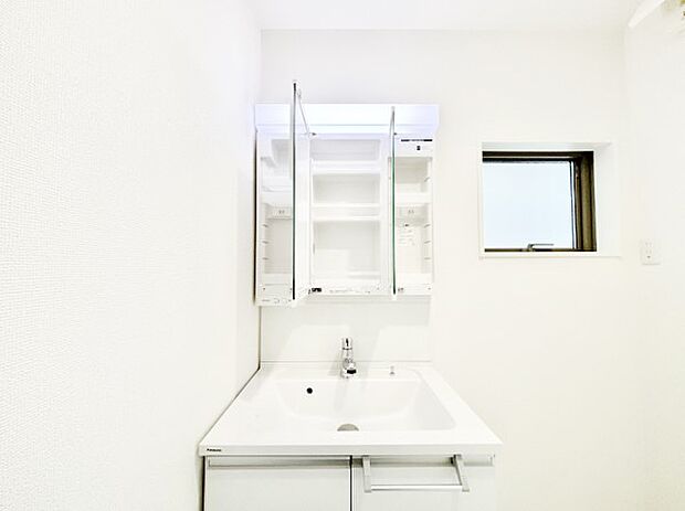 【その他設備(三面鏡裏収納)】三面鏡の裏に、化粧品や衛生用品などを収納可能。洗面台をすっきりと保ちます!