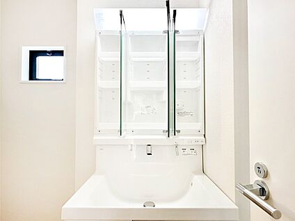 その他設備(三面鏡裏収納)