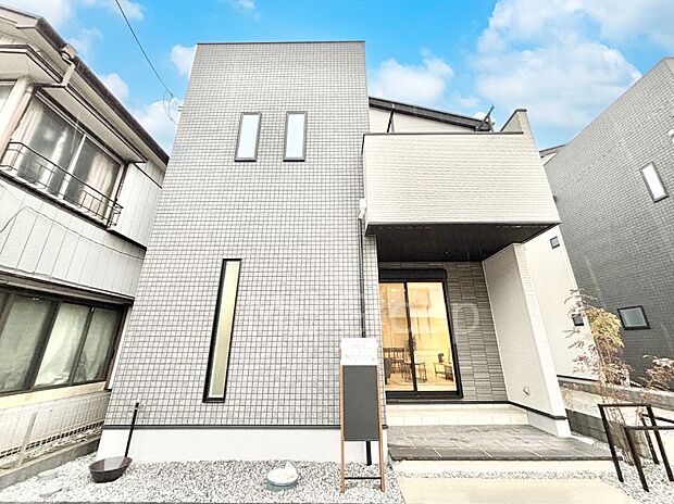 【現地外観写真】洗練された外観、上質な住空間が広がる室内は永く安心して過ごせる住居です。