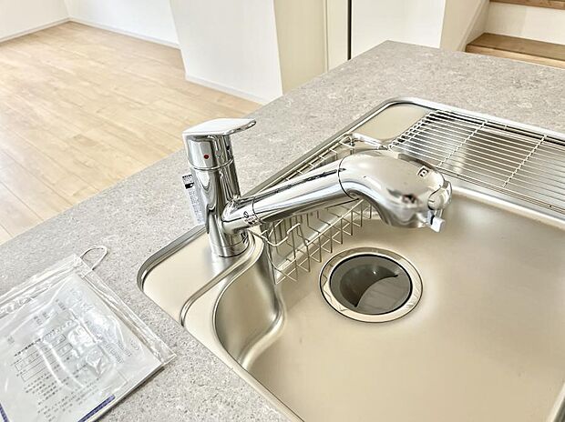 【その他設備(浄水器)】いつでも清潔なおいしいお水を。一つの水栓で水道水と浄水を使い分け。