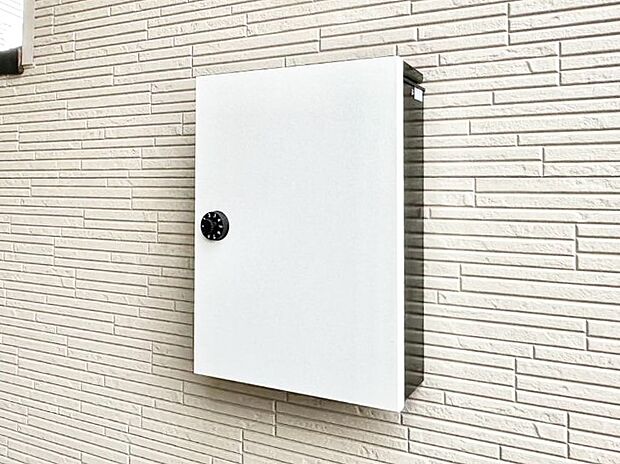 【その他現地】シンプルデザインのポスト。