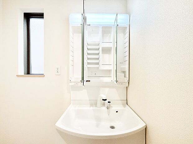 【その他設備(三面鏡裏収納)】三面鏡の裏に、化粧品や衛生用品などを収納可能。洗面台をすっきりと保ちます！
