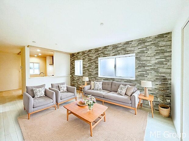 【リビング】アクセントクロスがお洒落なリビング。家族でのんびりくつろげる広々スペース。　※家具はCGです