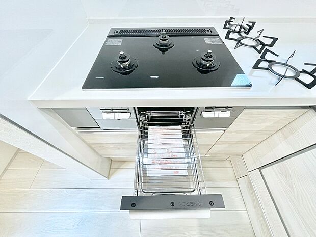 【その他設備(Ｓｉセンサーコンロ)】ガスコンロはＳｉセンサー搭載。火力調節や焦げ付き・消し忘れも防いでくれます。