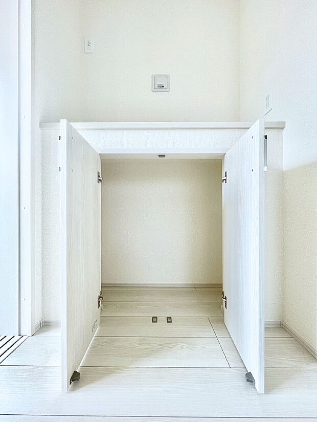 【その他設備(リビング収納)】リビング収納。カウンター＆下部収納。散らかりがちなリビングもスッキリと保てますね。