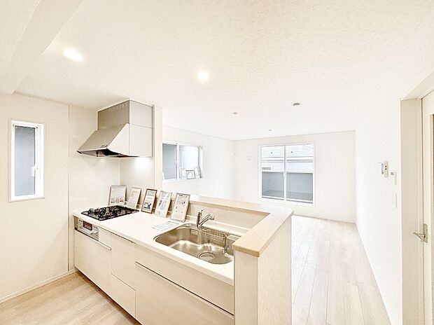 【ダイニングキッチン】爽やかな風が通り抜けるキッチン。窓があるので明るく換気にも役立ちます。