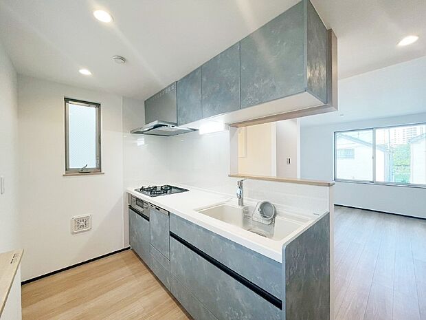 【ダイニングキッチン】料理をしながらご家族との会話を楽しめる対面カウンターキッチン