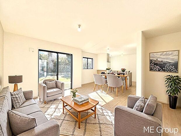 【リビング】ご家族の賑やかな話し声で包まれる明るいリビング  ※家具はCGです