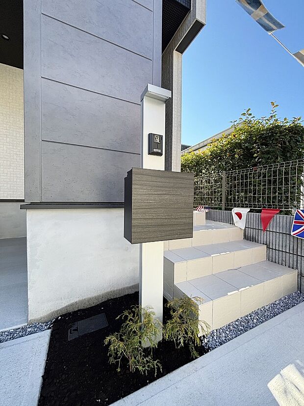 【その他現地】シンプルデザインのポスト。