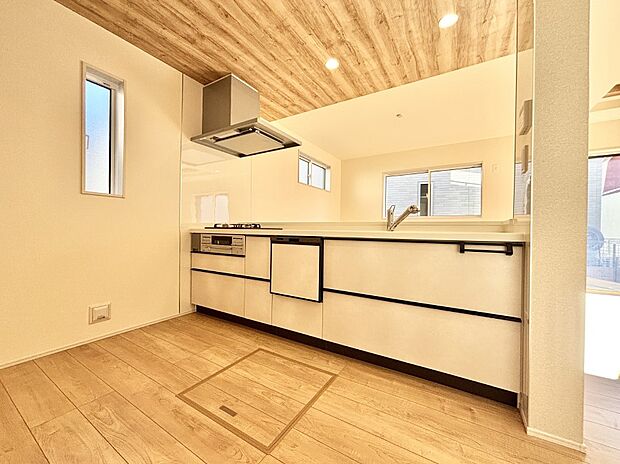 【ダイニングキッチン】料理をしながらでもご家族との会話を楽しめる対面キッチン