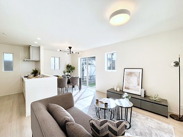 【リビング】日当たりのいいリビングでゆったりとしたティータイムを！ お気に入りのグリーンを飾れば更に心地よさがアップ！