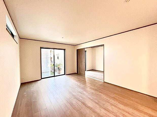 【ダイニング】家族の笑顔が自然と生まれてくる、そんな雰囲気のダイニングに仕上がっています。