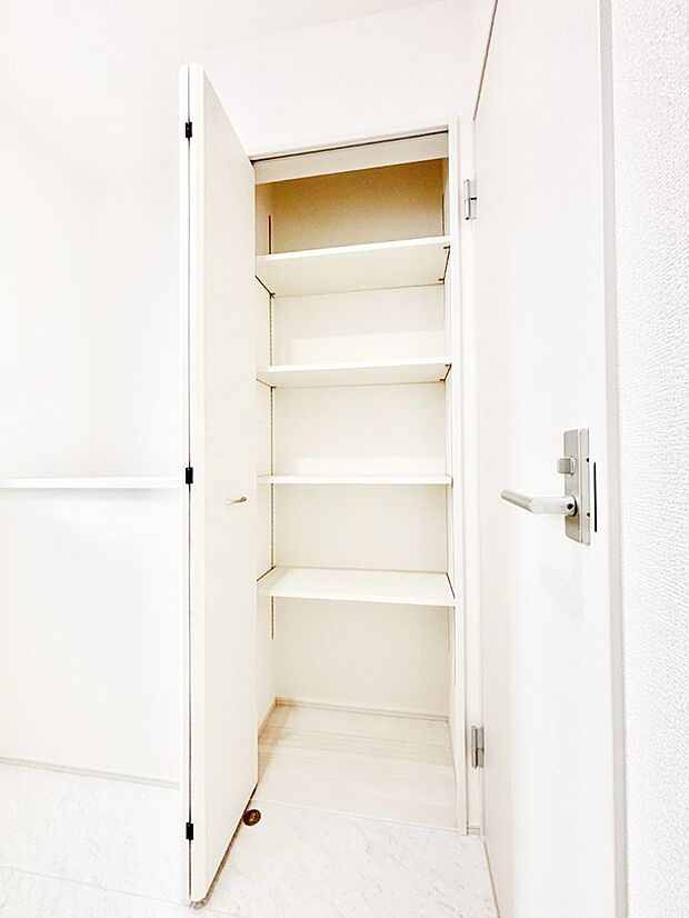 【その他設備(リネン収納)】洗面室にはタオルや洗剤などのストック置き場に便利なリネン収納付きです！