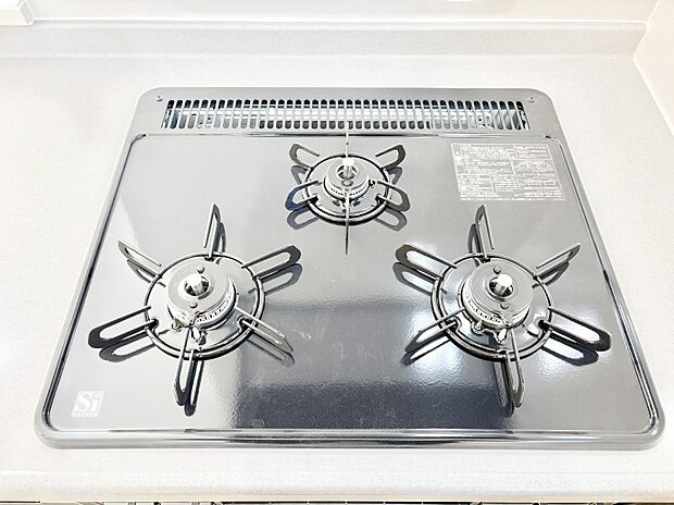 【その他設備(Siセンサーコンロ)】ガスコンロはSiセンサー搭載。火力調節や焦げ付き・消し忘れも防いでくれます。