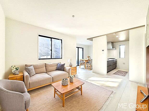 【リビング】ご家族の賑やかな話し声で包まれる明るいリビング  ※家具はCGです